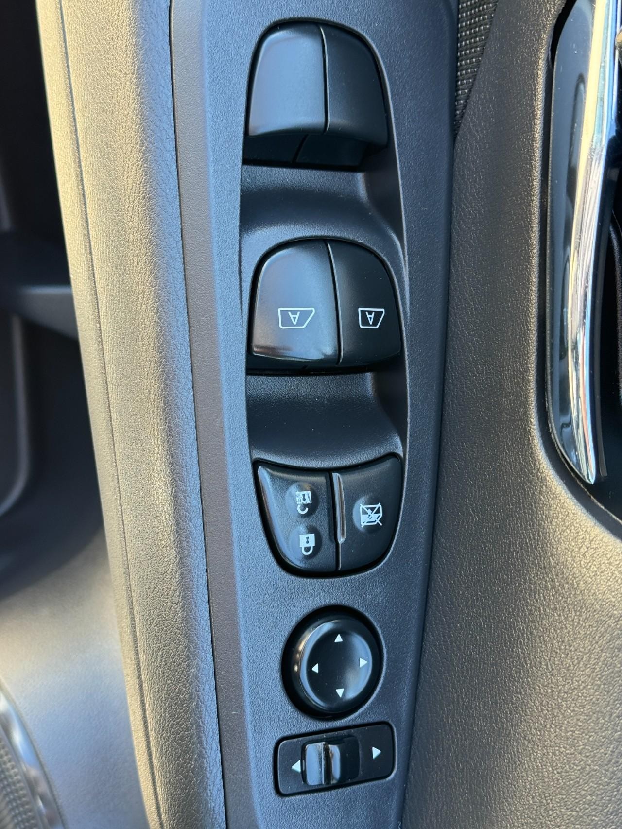 Nissan Kicks Vehicle Full-screen Gallery Image 21