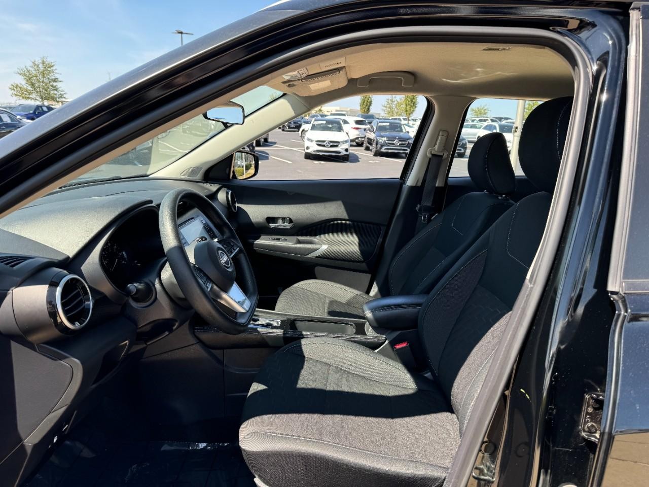 Nissan Kicks Vehicle Full-screen Gallery Image 22