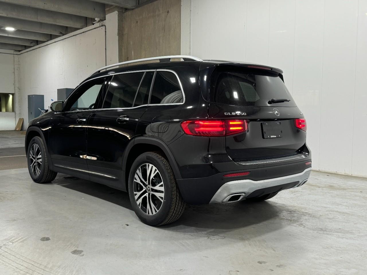 Mercedes-Benz GLB Vehicle Full-screen Gallery Image 3