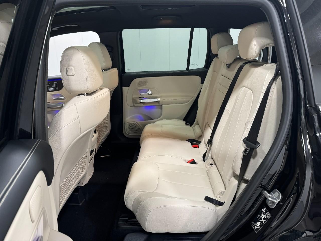 Mercedes-Benz GLB Vehicle Full-screen Gallery Image 8