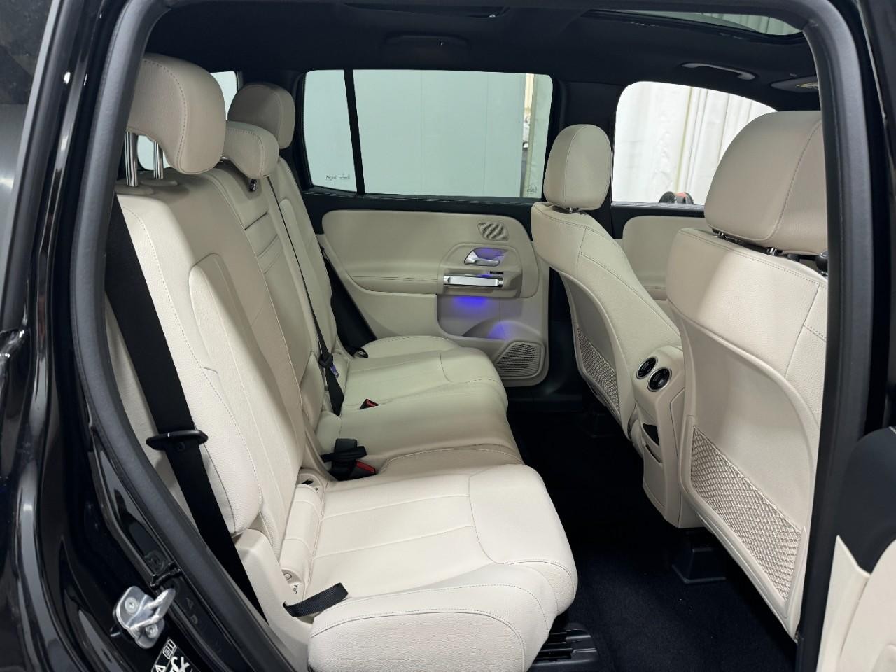 Mercedes-Benz GLB Vehicle Full-screen Gallery Image 10