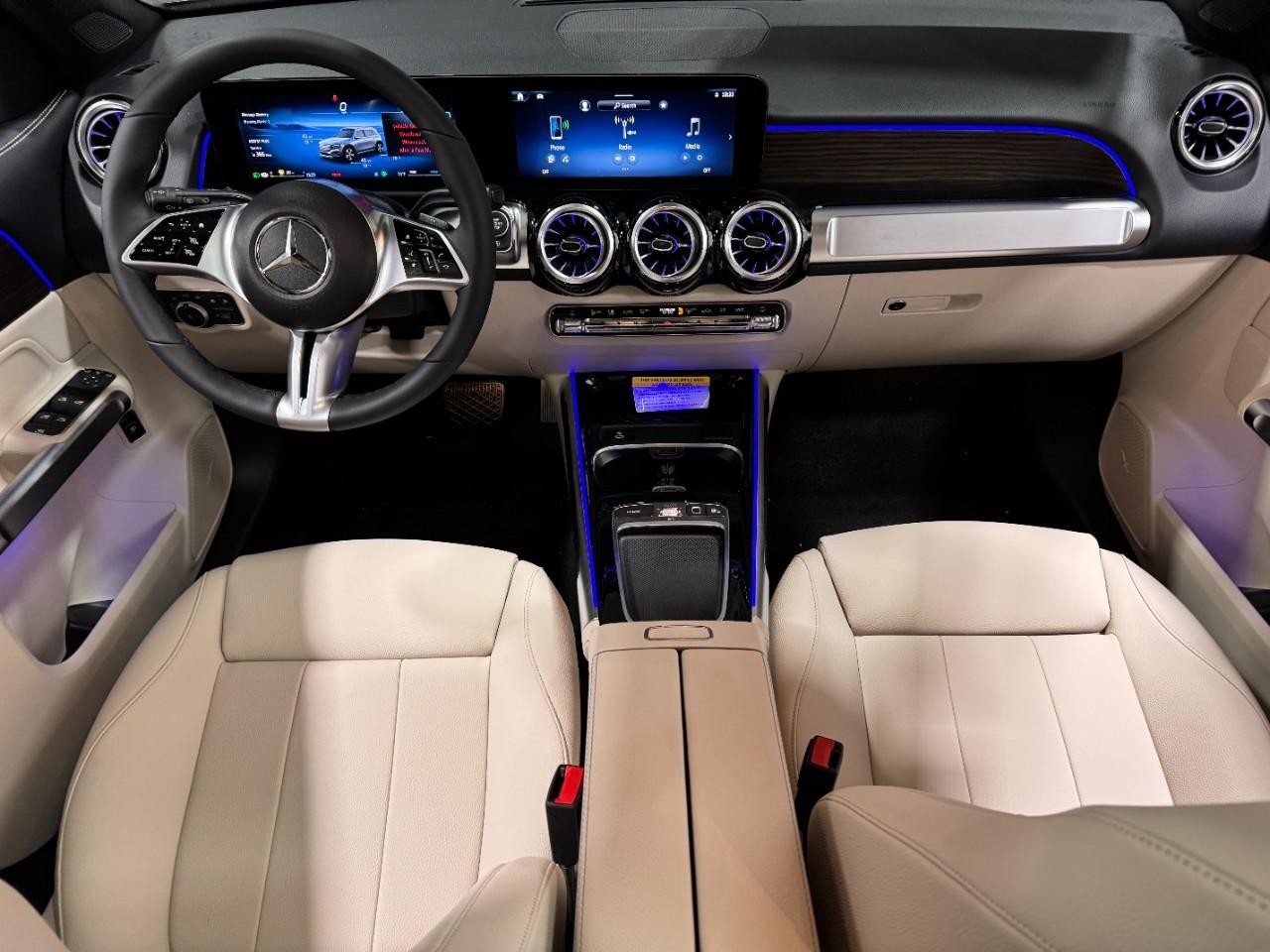 Mercedes-Benz GLB Vehicle Full-screen Gallery Image 12