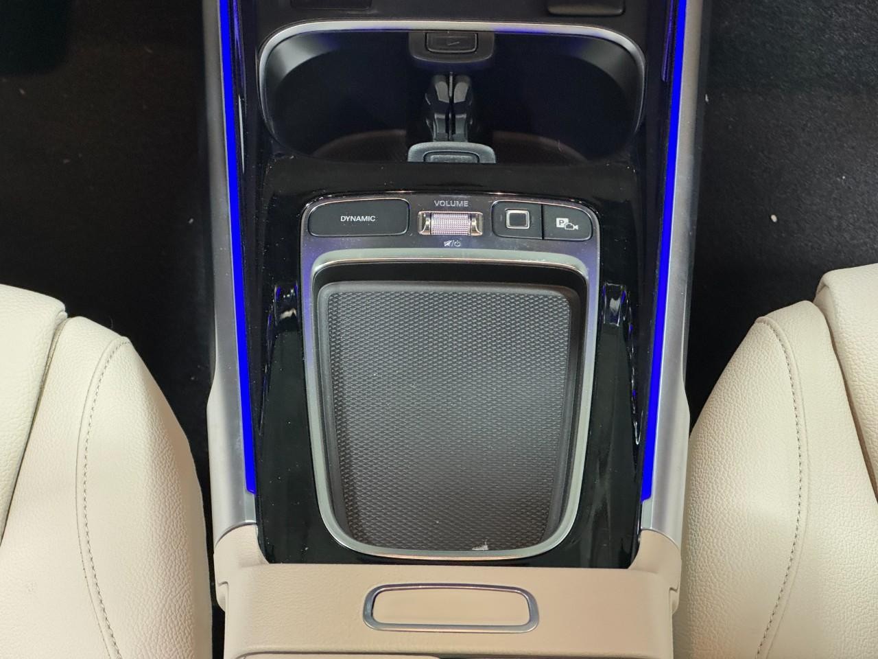 Mercedes-Benz GLB Vehicle Full-screen Gallery Image 16