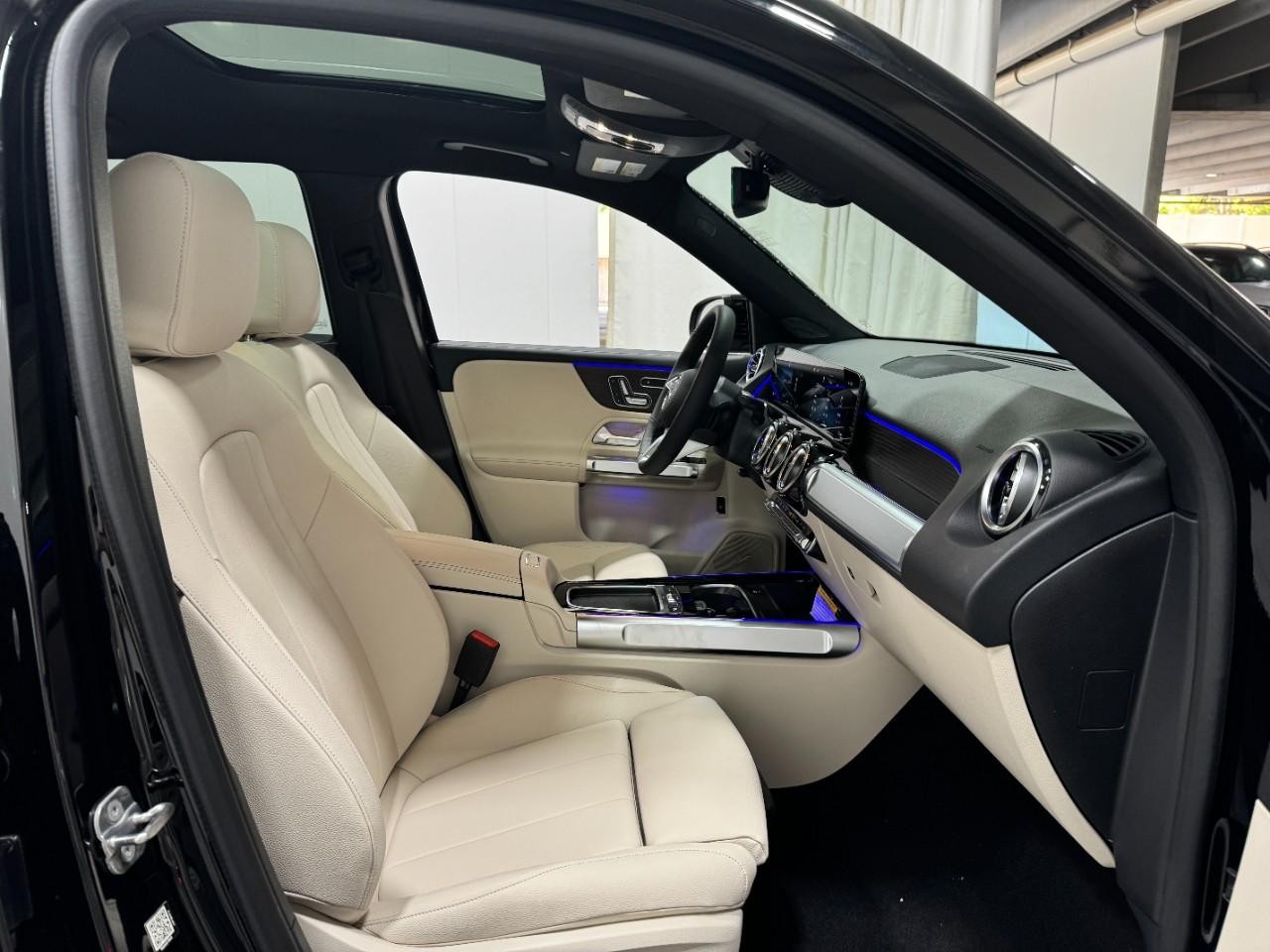 Mercedes-Benz GLB Vehicle Full-screen Gallery Image 18