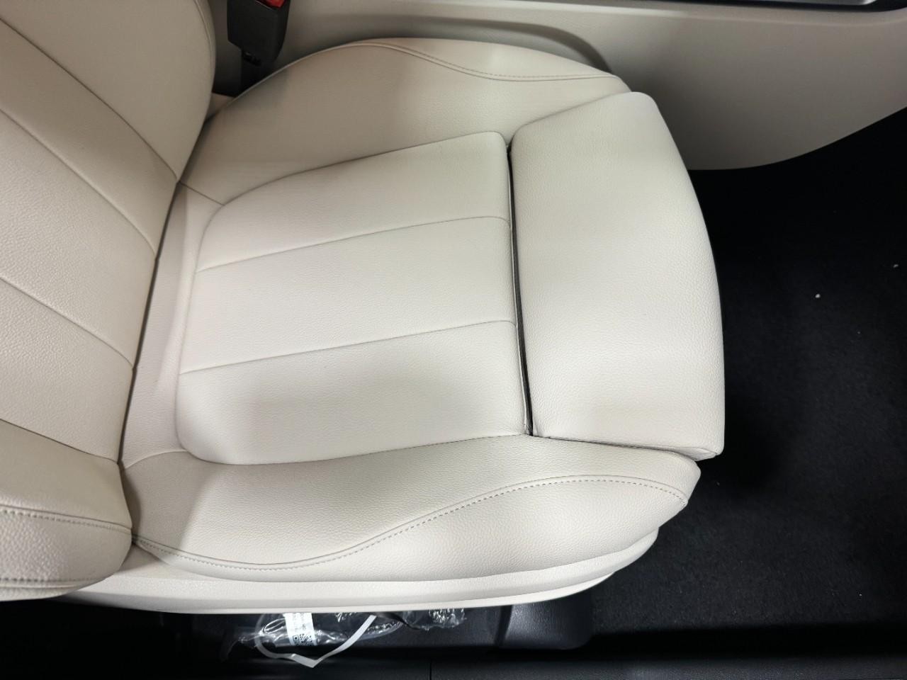 Mercedes-Benz GLB Vehicle Full-screen Gallery Image 19