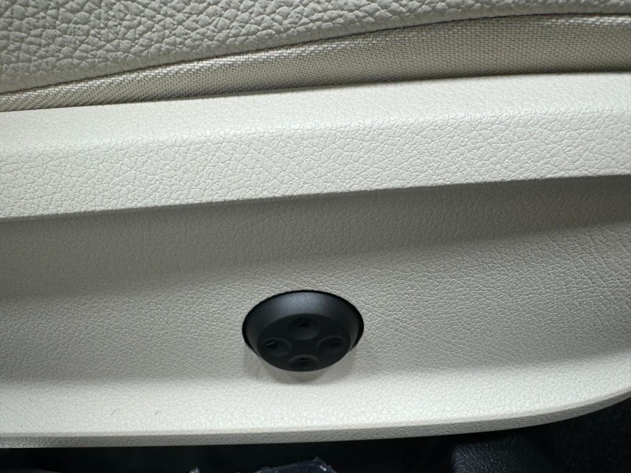 Mercedes-Benz GLB Vehicle Full-screen Gallery Image 20