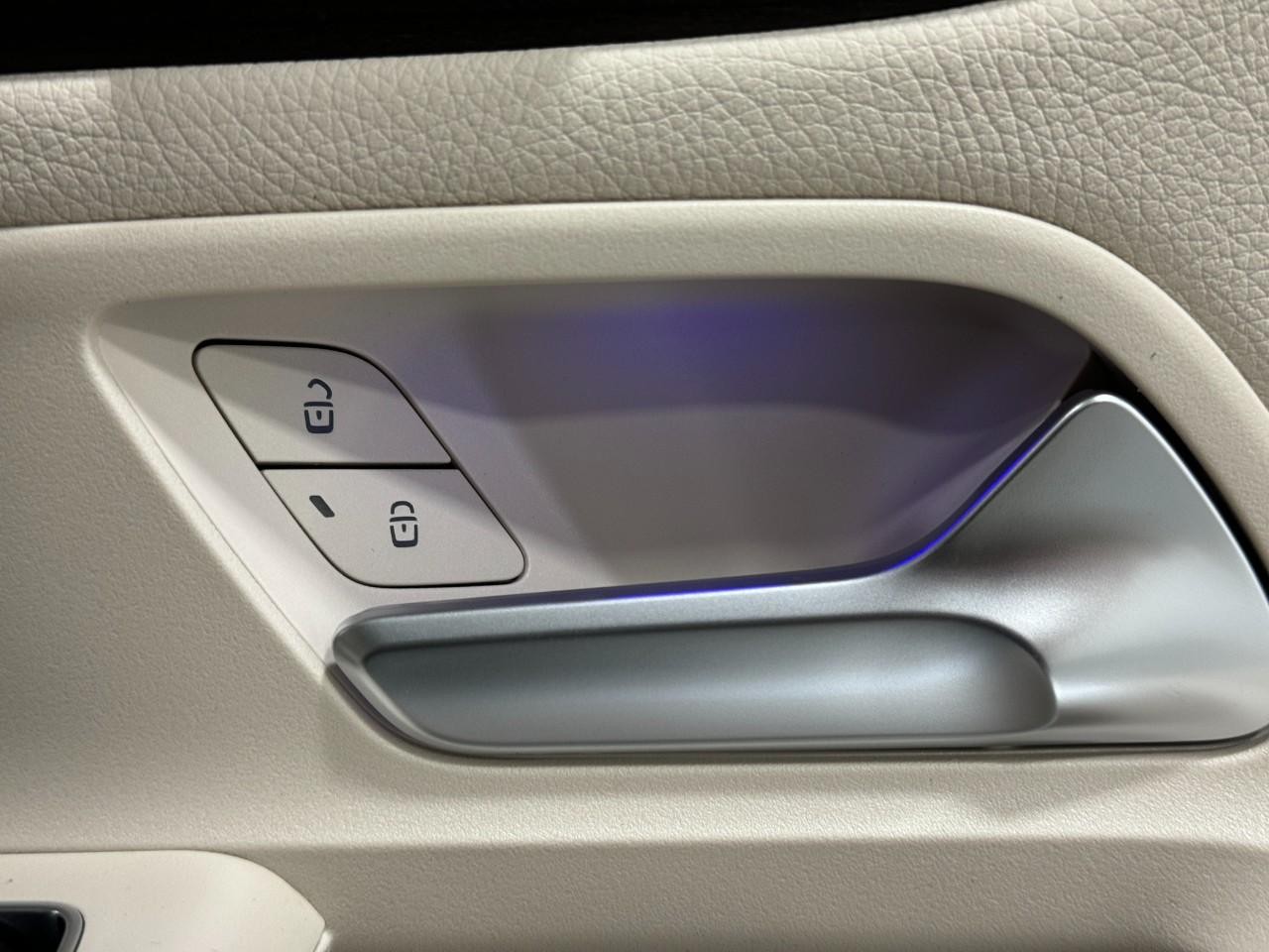 Mercedes-Benz GLB Vehicle Full-screen Gallery Image 22