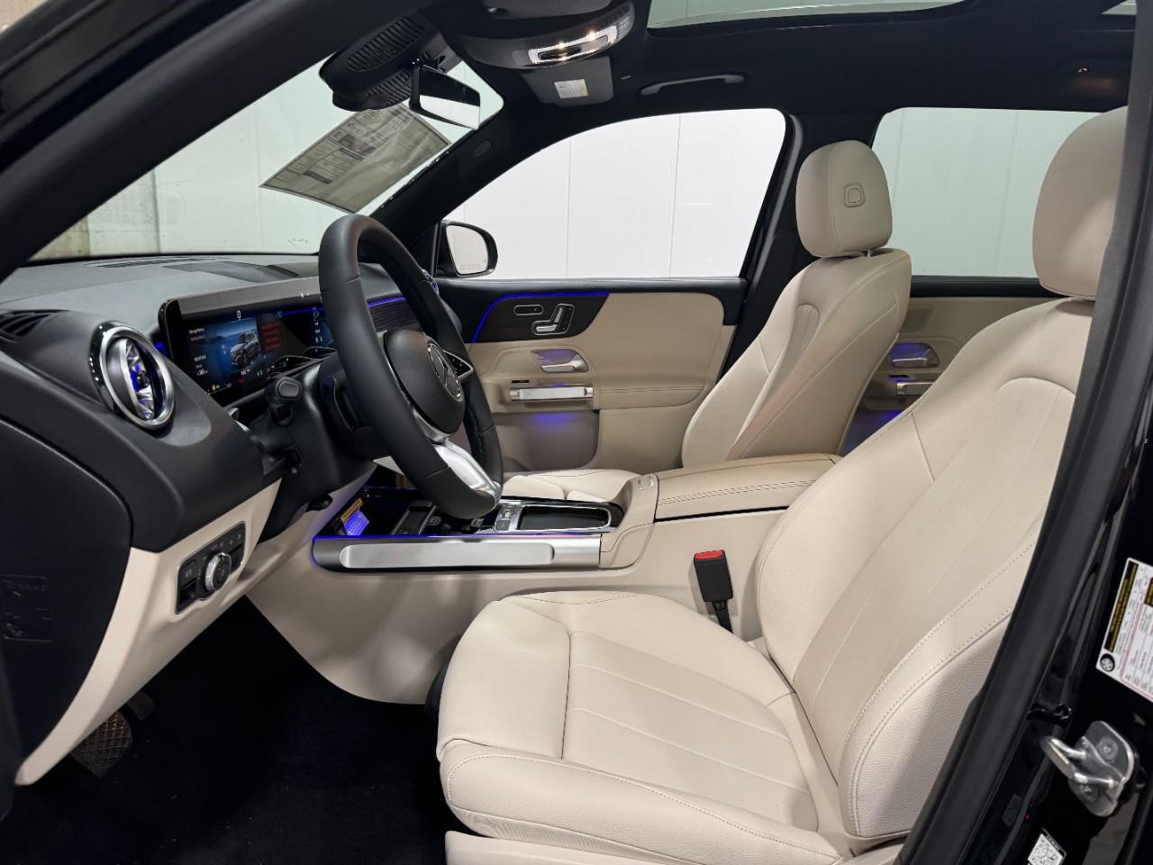 Mercedes-Benz GLB Vehicle Full-screen Gallery Image 28