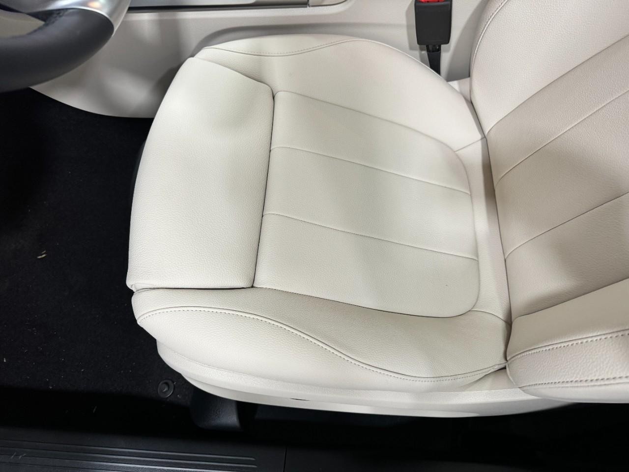 Mercedes-Benz GLB Vehicle Full-screen Gallery Image 29