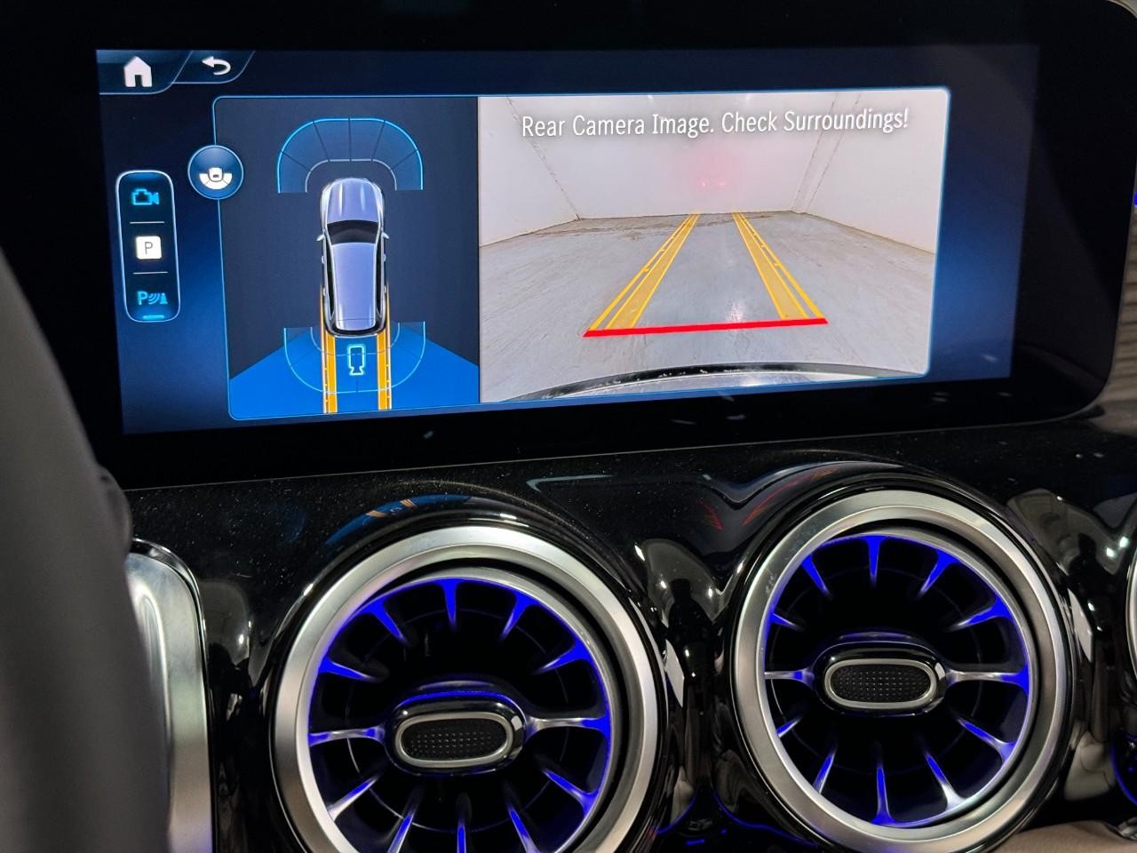 Mercedes-Benz GLB Vehicle Full-screen Gallery Image 36