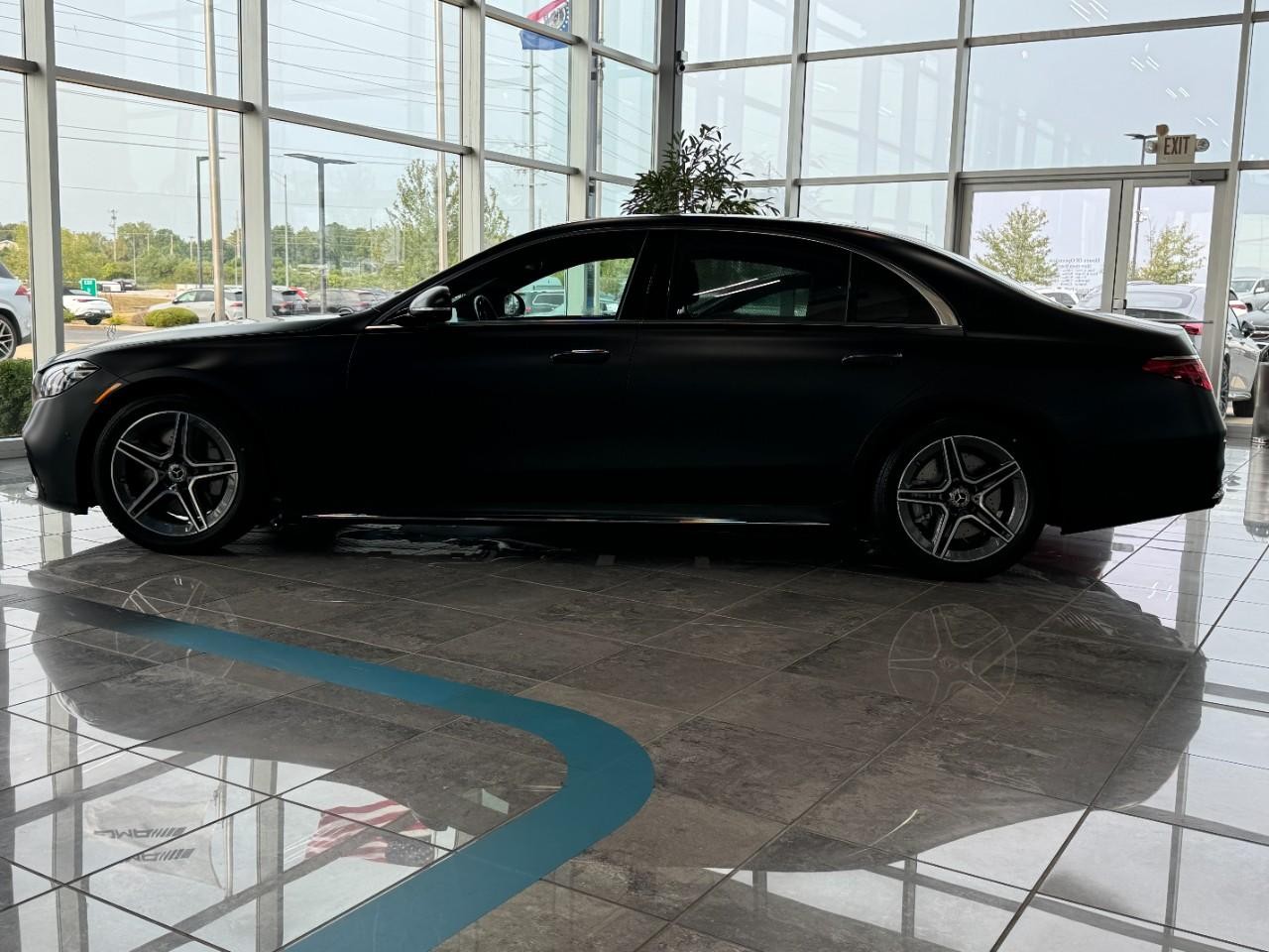 Mercedes-Benz S-Class Vehicle Full-screen Gallery Image 2