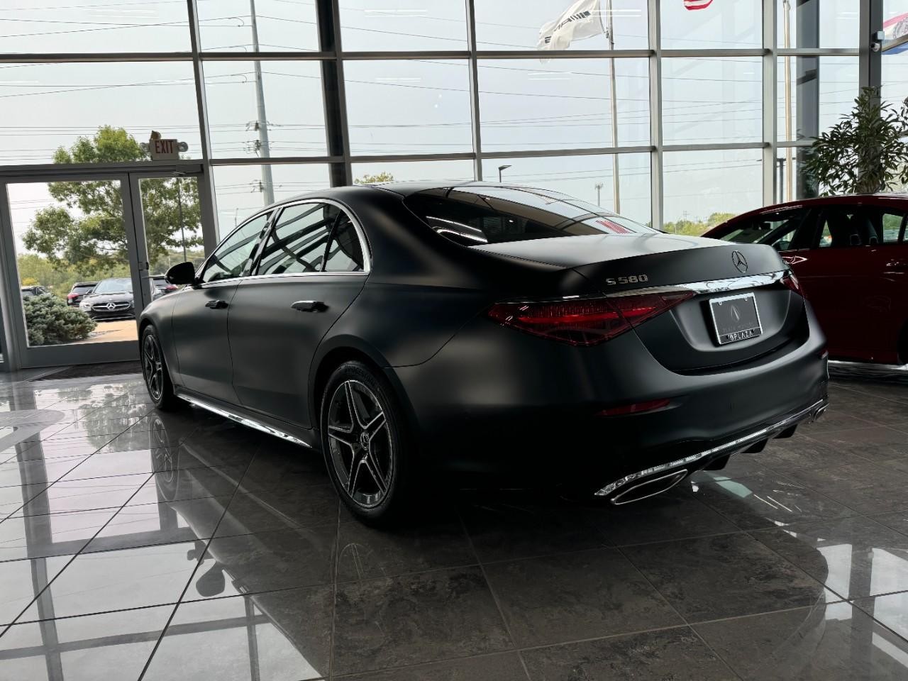 Mercedes-Benz S-Class Vehicle Full-screen Gallery Image 3