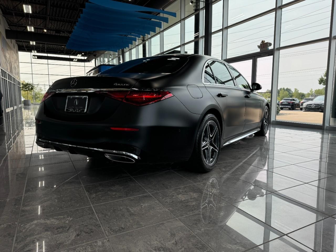 Mercedes-Benz S-Class Vehicle Full-screen Gallery Image 4