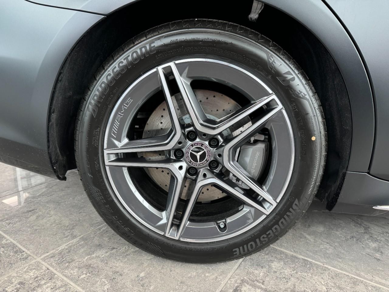 Mercedes-Benz S-Class Vehicle Full-screen Gallery Image 5