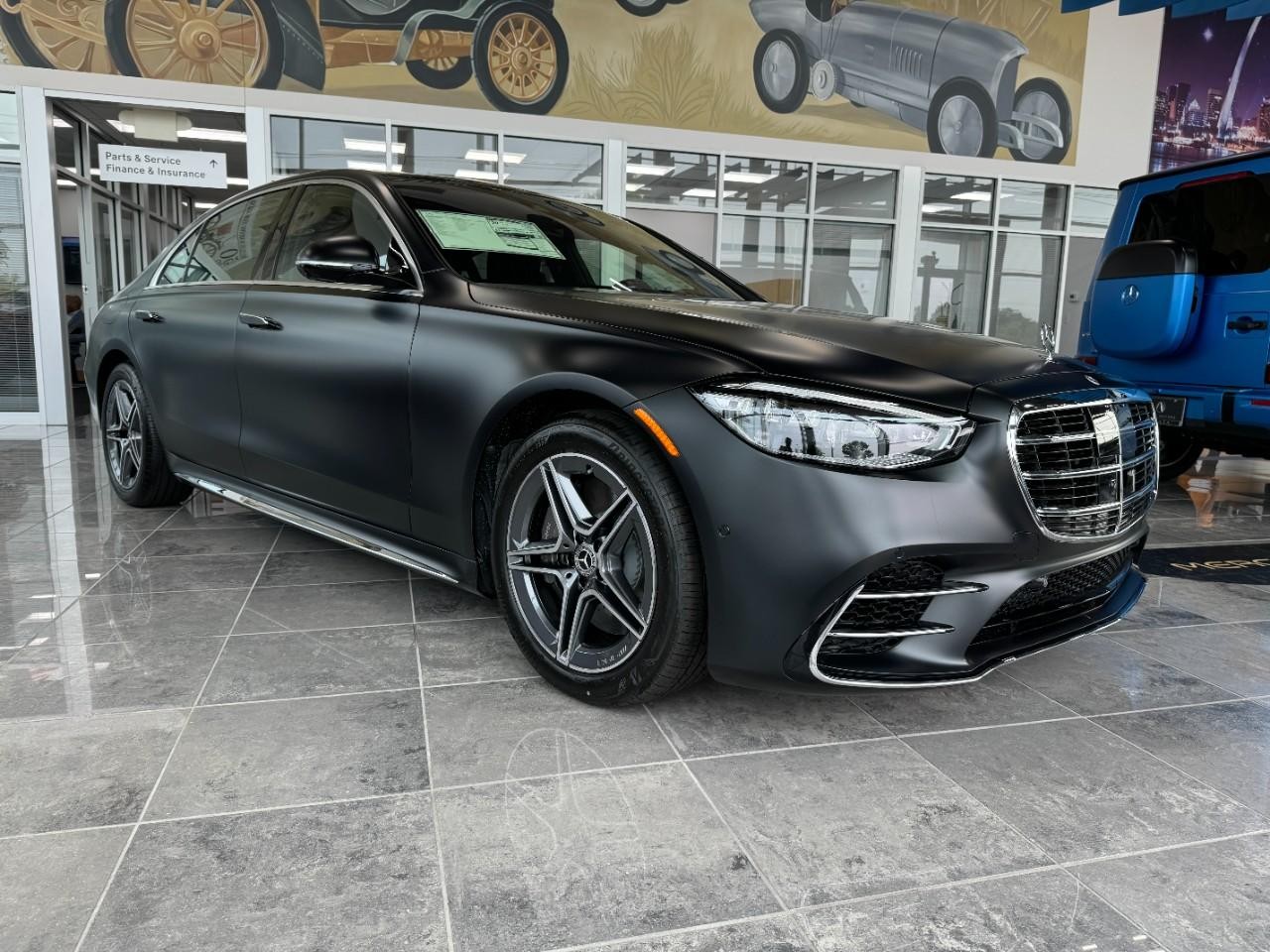 Mercedes-Benz S-Class Vehicle Full-screen Gallery Image 6