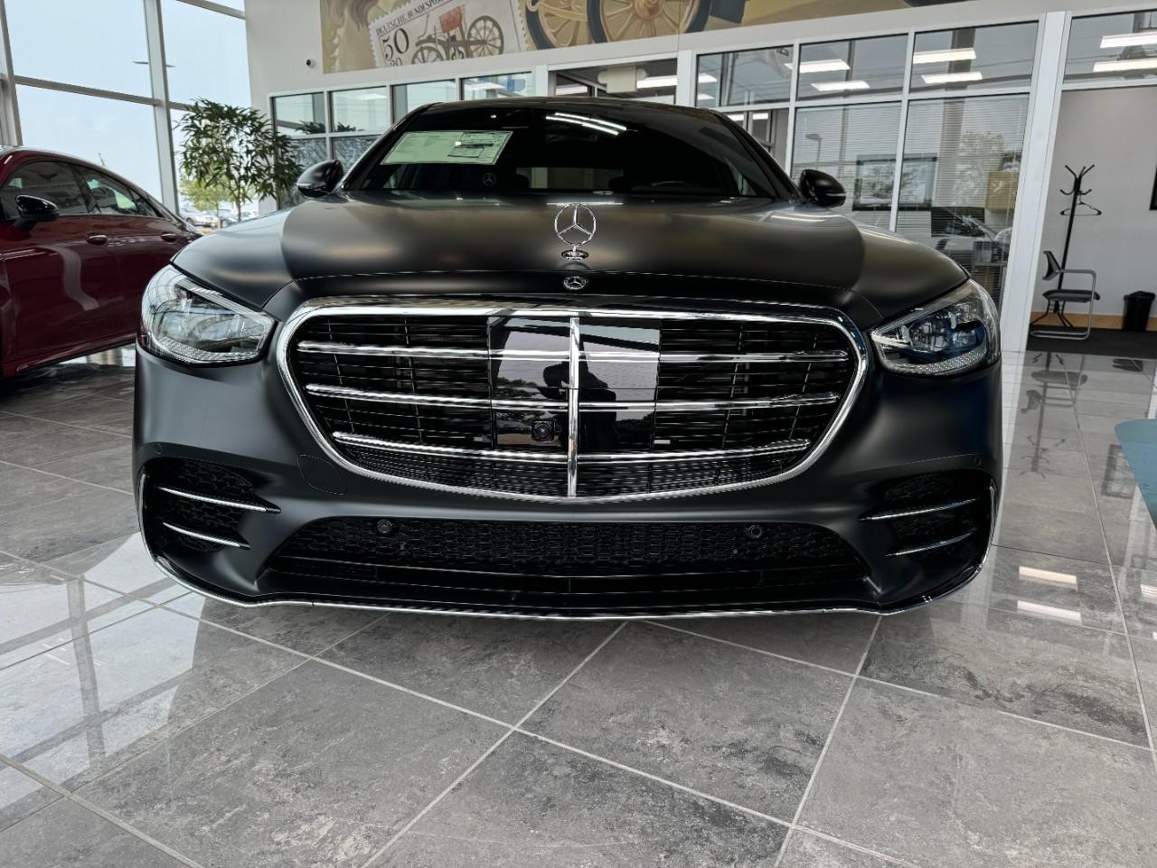 Mercedes-Benz S-Class Vehicle Full-screen Gallery Image 7