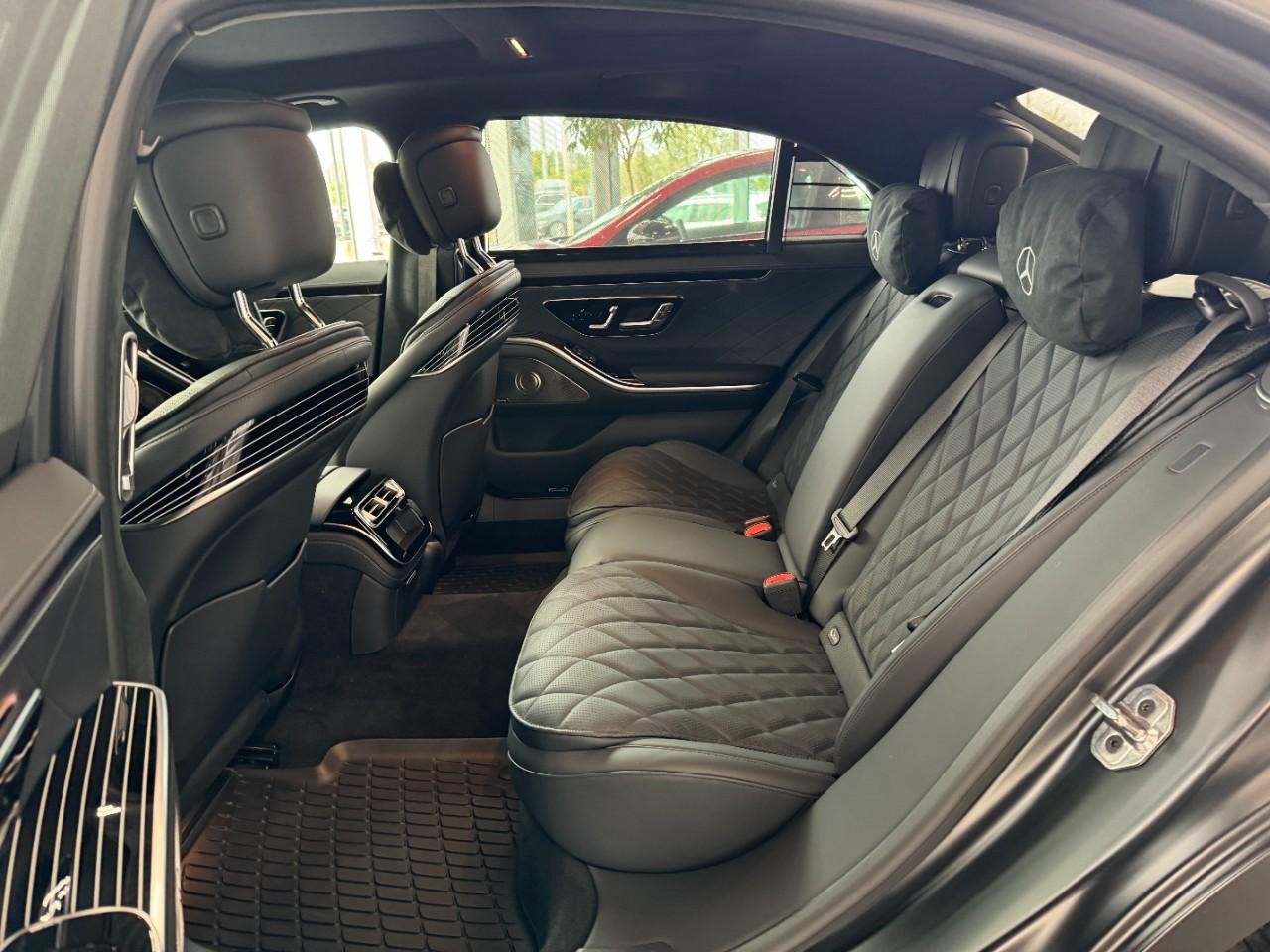 Mercedes-Benz S-Class Vehicle Full-screen Gallery Image 8