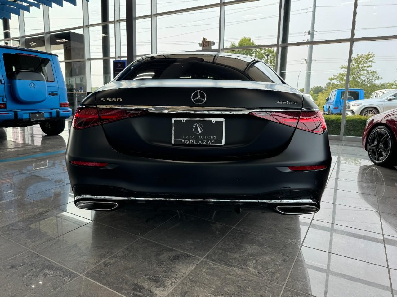 Mercedes-Benz S-Class Vehicle Full-screen Gallery Image 9