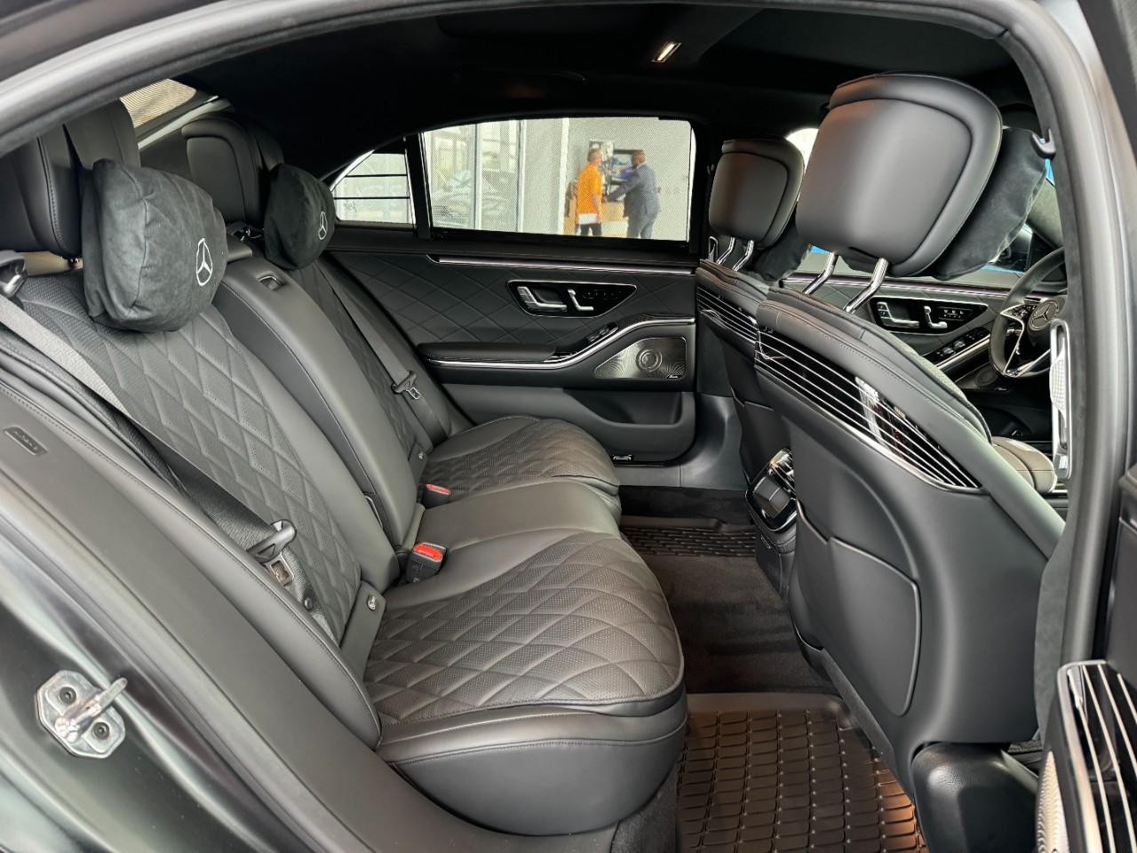 Mercedes-Benz S-Class Vehicle Full-screen Gallery Image 10