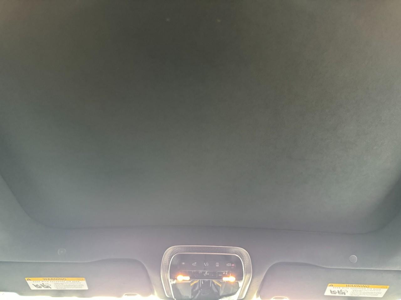 Mercedes-Benz S-Class Vehicle Full-screen Gallery Image 11