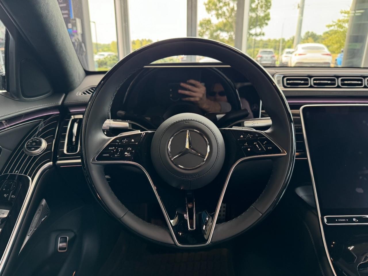 Mercedes-Benz S-Class Vehicle Full-screen Gallery Image 13