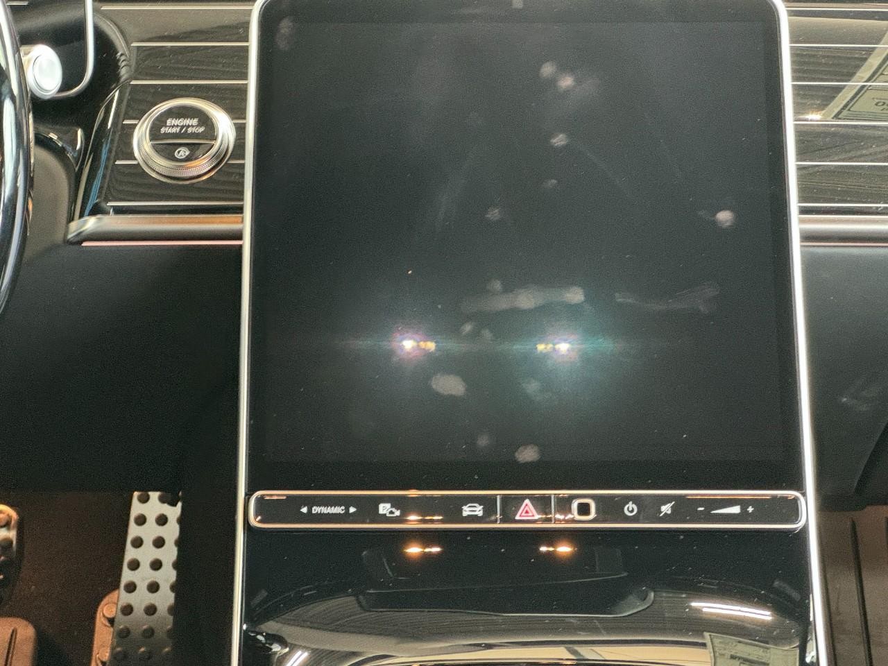 Mercedes-Benz S-Class Vehicle Full-screen Gallery Image 14