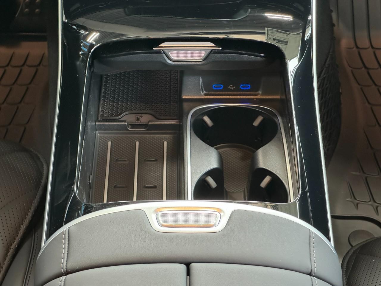 Mercedes-Benz S-Class Vehicle Full-screen Gallery Image 15