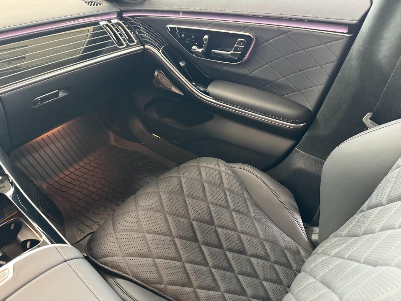 Mercedes-Benz S-Class Vehicle Full-screen Gallery Image 16