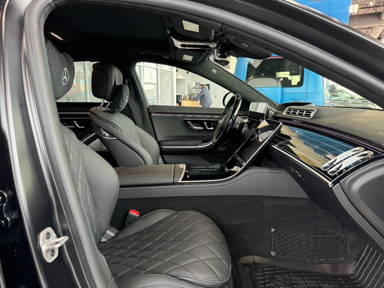 Mercedes-Benz S-Class Vehicle Full-screen Gallery Image 17