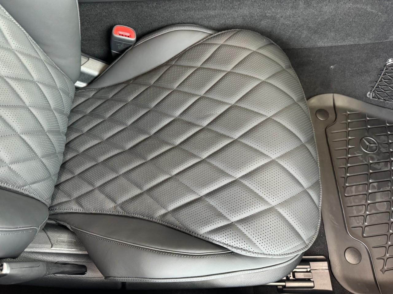 Mercedes-Benz S-Class Vehicle Full-screen Gallery Image 18