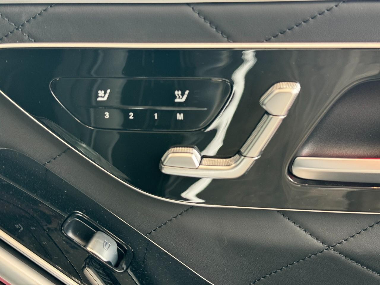 Mercedes-Benz S-Class Vehicle Full-screen Gallery Image 19