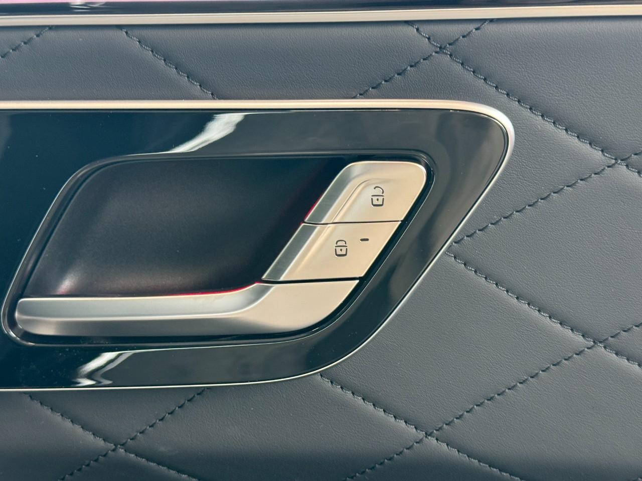 Mercedes-Benz S-Class Vehicle Full-screen Gallery Image 20