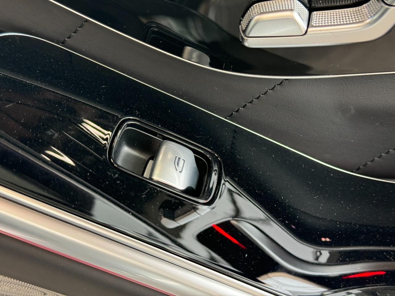 Mercedes-Benz S-Class Vehicle Full-screen Gallery Image 21