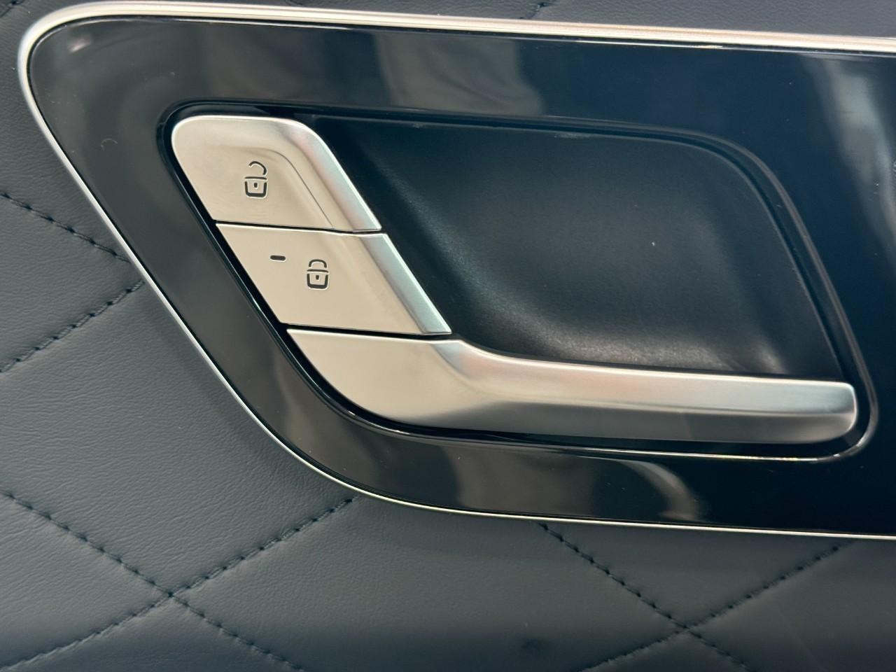 Mercedes-Benz S-Class Vehicle Full-screen Gallery Image 22