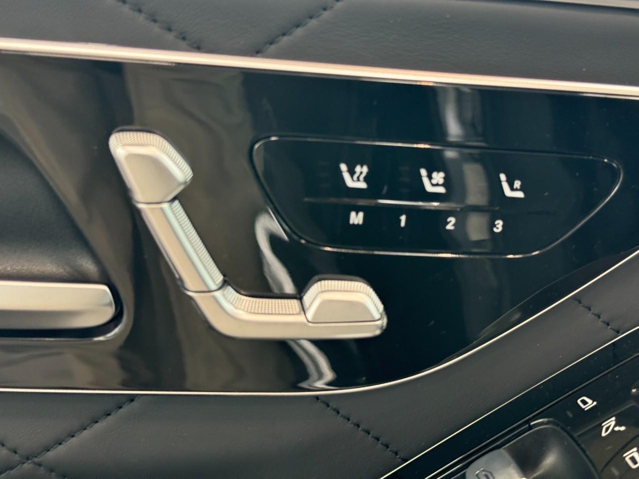 Mercedes-Benz S-Class Vehicle Full-screen Gallery Image 23