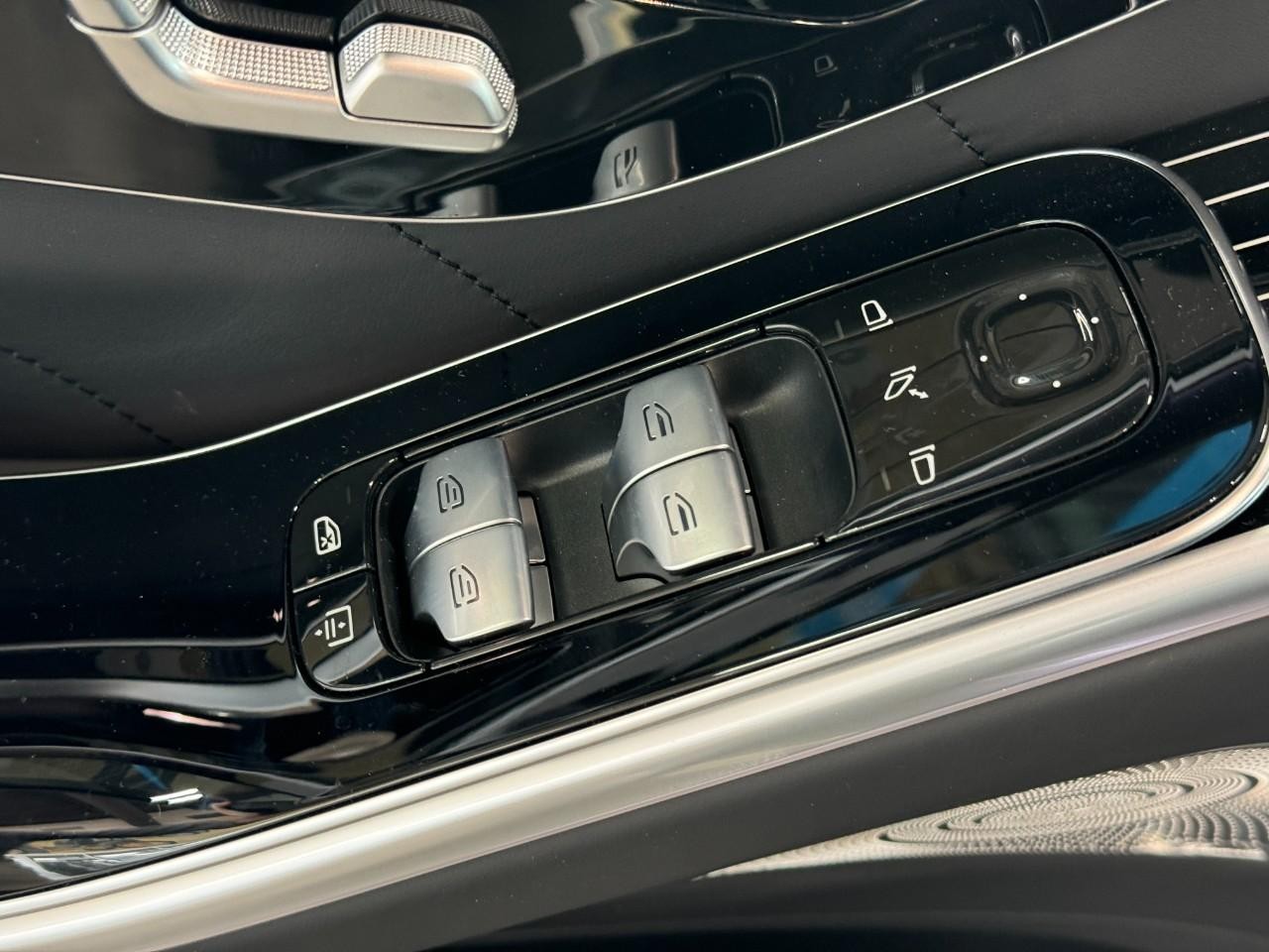 Mercedes-Benz S-Class Vehicle Full-screen Gallery Image 24