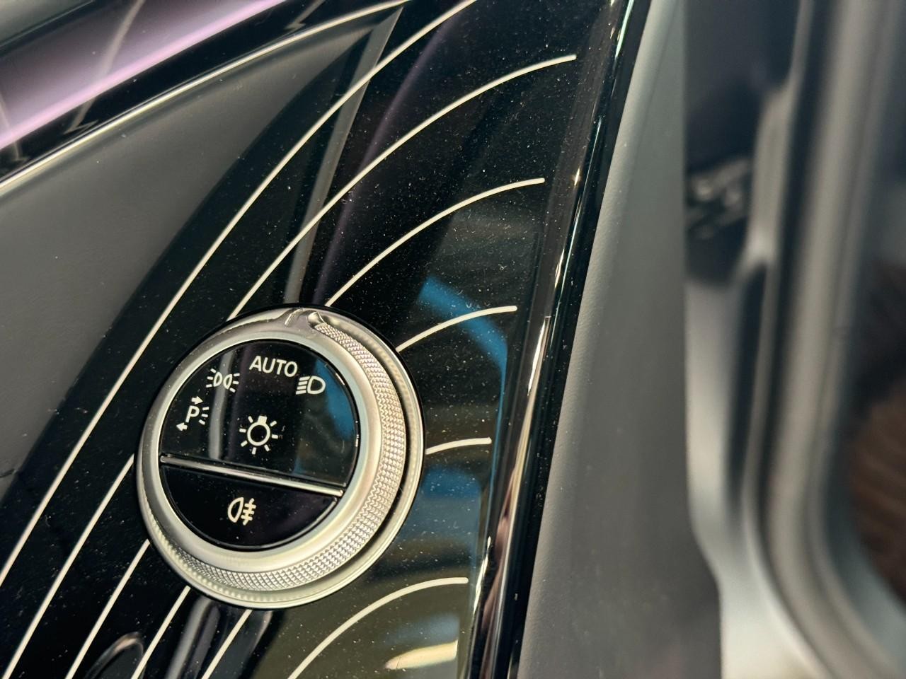 Mercedes-Benz S-Class Vehicle Full-screen Gallery Image 25