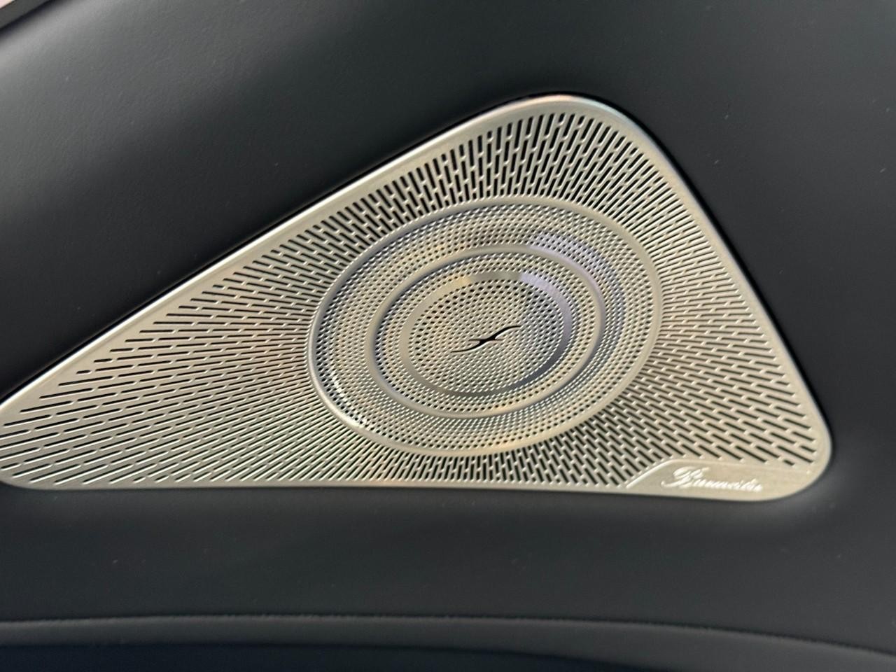 Mercedes-Benz S-Class Vehicle Full-screen Gallery Image 26