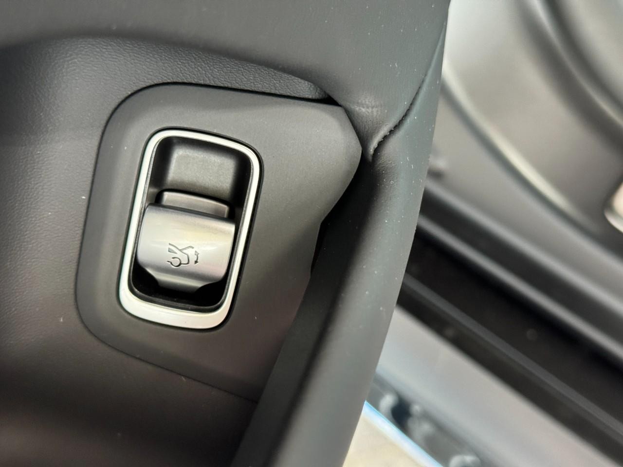 Mercedes-Benz S-Class Vehicle Full-screen Gallery Image 27