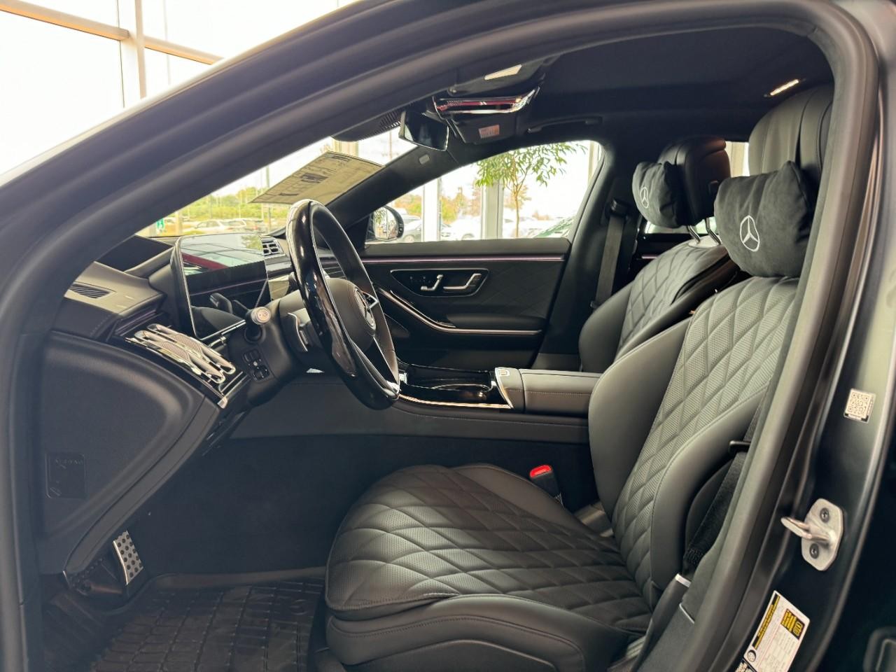 Mercedes-Benz S-Class Vehicle Full-screen Gallery Image 28