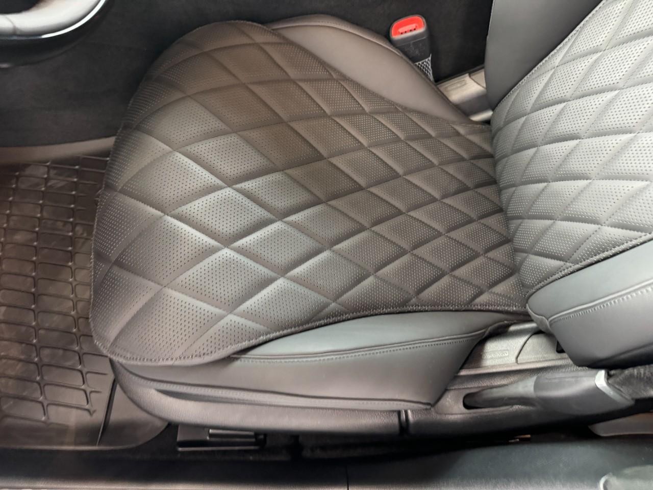 Mercedes-Benz S-Class Vehicle Full-screen Gallery Image 29