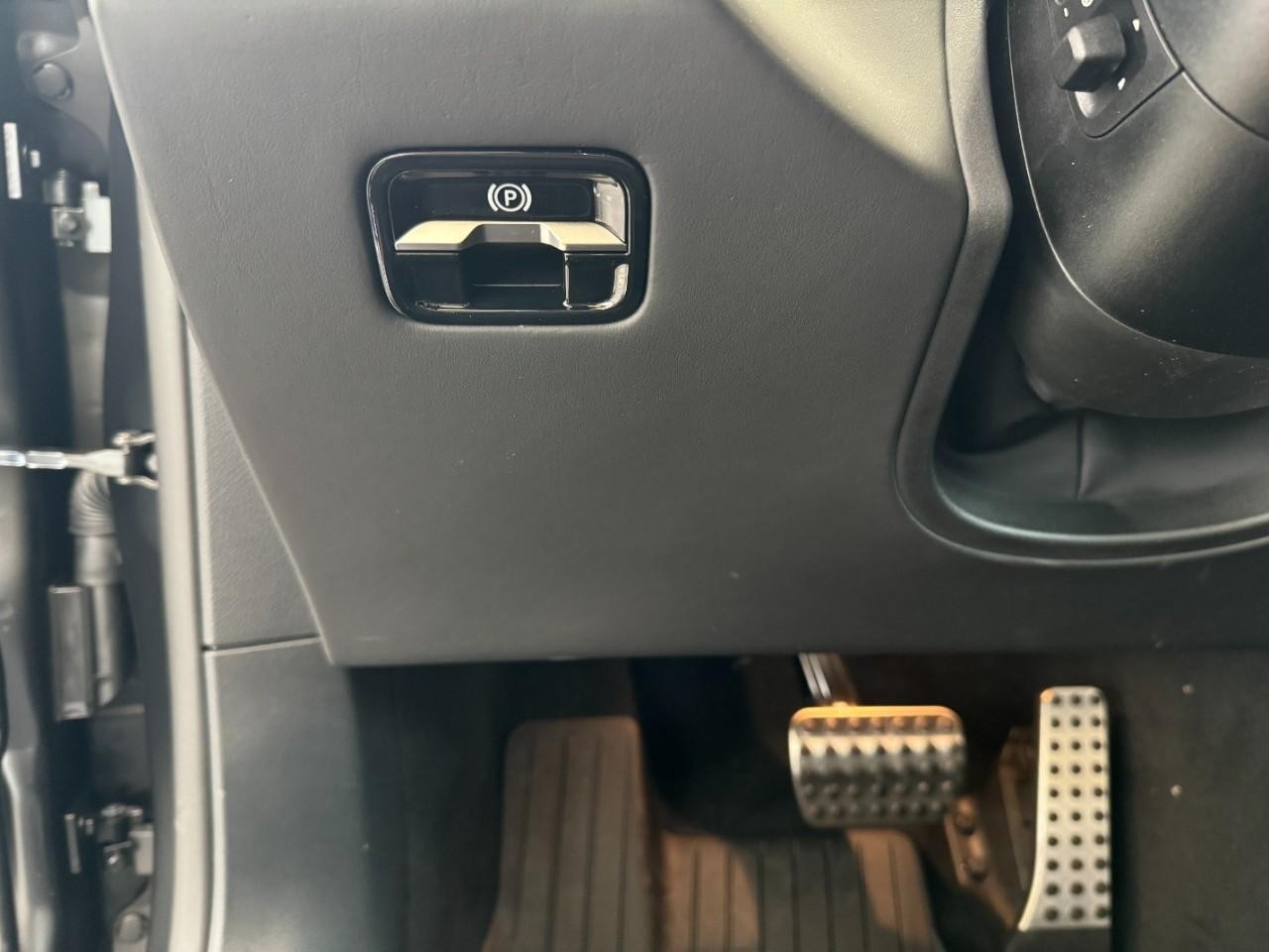 Mercedes-Benz S-Class Vehicle Full-screen Gallery Image 30