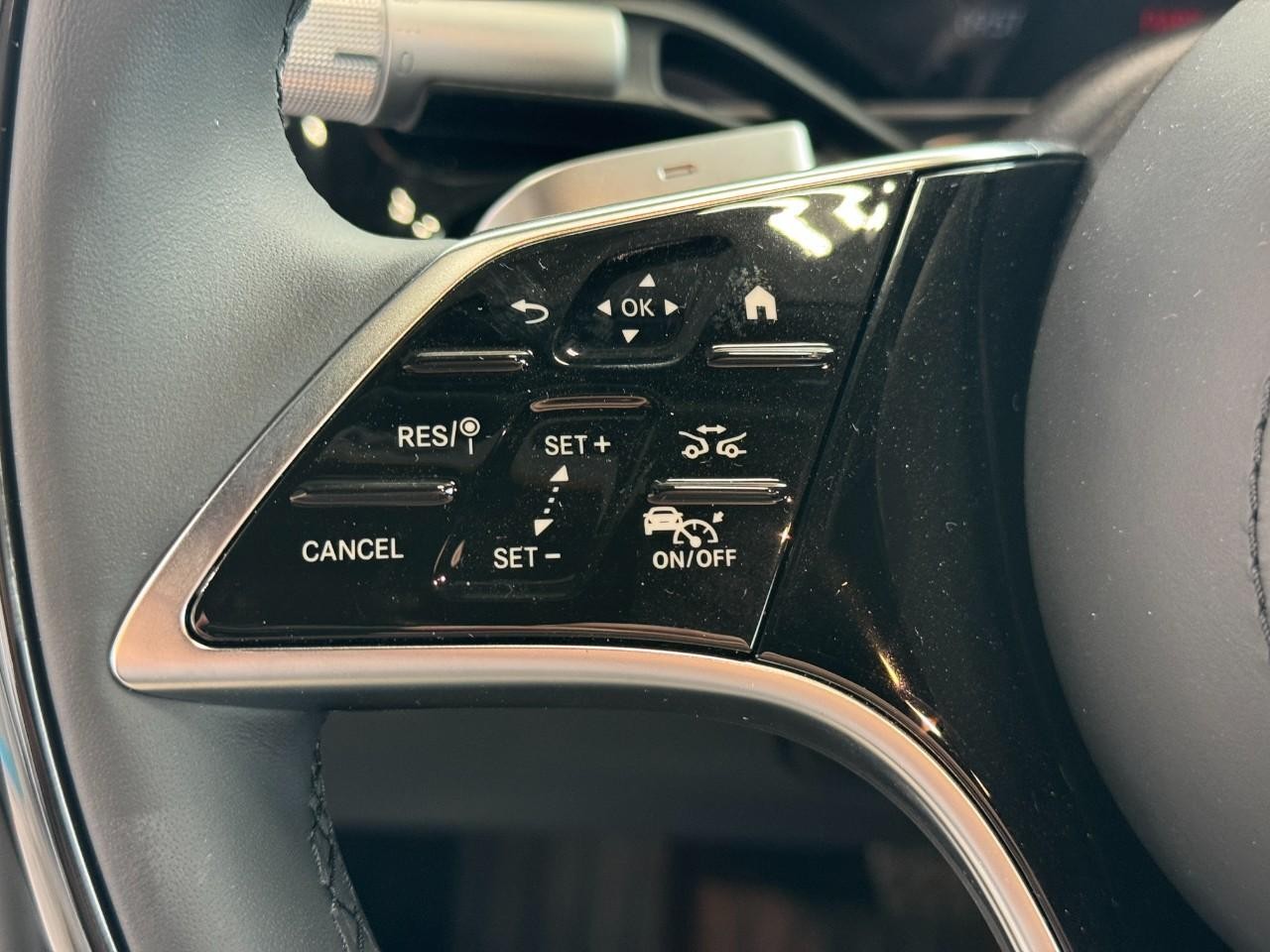 Mercedes-Benz S-Class Vehicle Full-screen Gallery Image 31