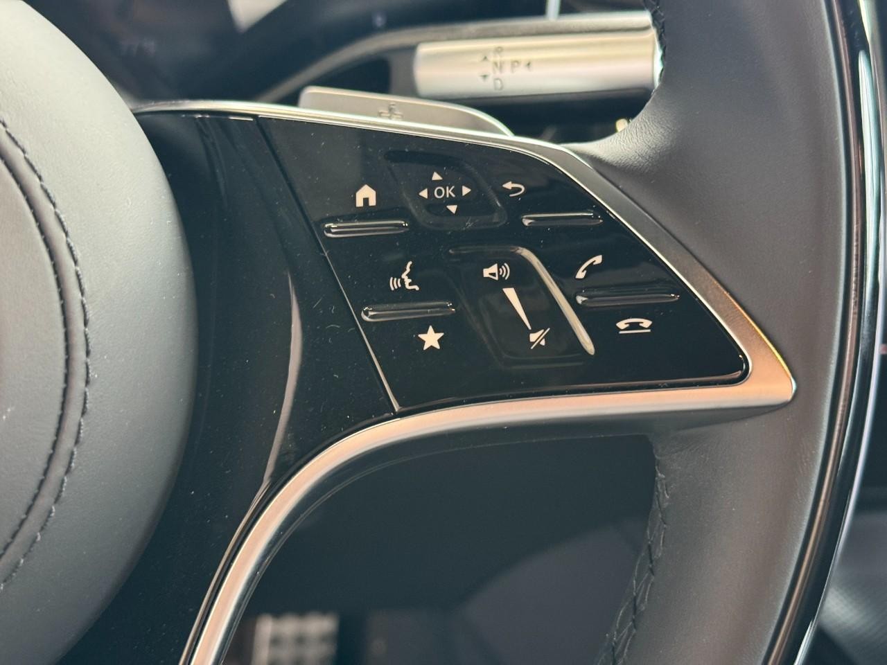 Mercedes-Benz S-Class Vehicle Full-screen Gallery Image 32