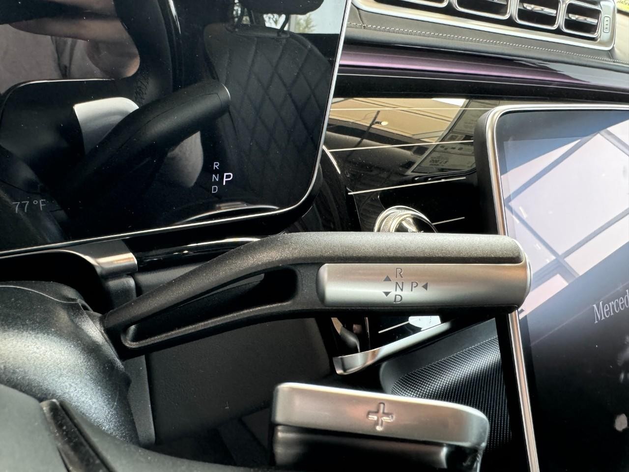 Mercedes-Benz S-Class Vehicle Full-screen Gallery Image 33