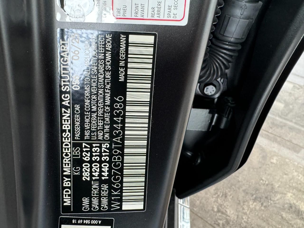 Mercedes-Benz S-Class Vehicle Full-screen Gallery Image 34