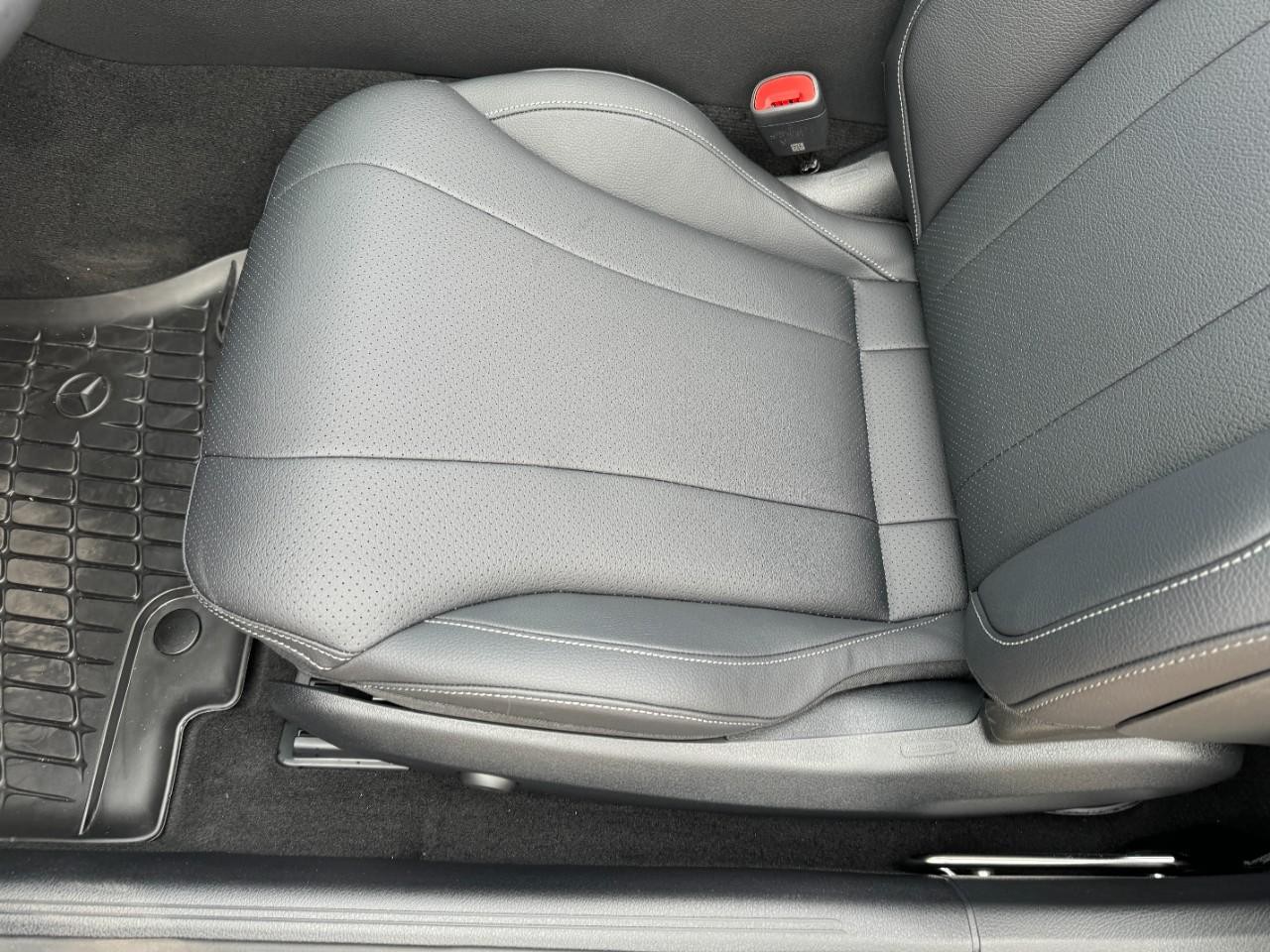 Mercedes-Benz CLE Vehicle Full-screen Gallery Image 28