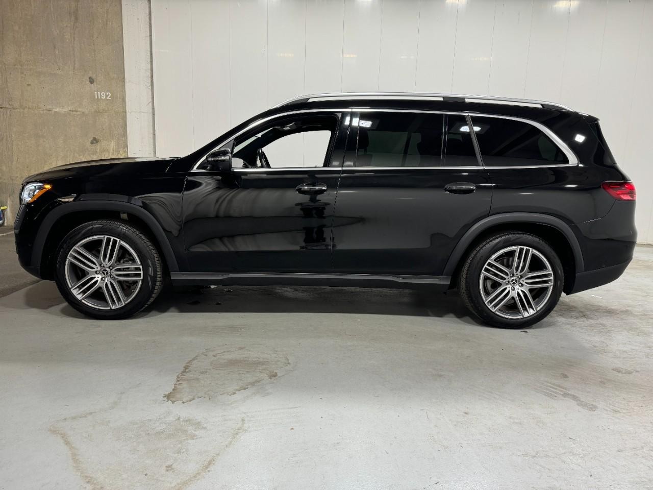 Mercedes-Benz GLS Vehicle Full-screen Gallery Image 2