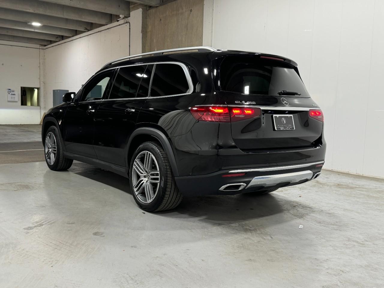 Mercedes-Benz GLS Vehicle Full-screen Gallery Image 3