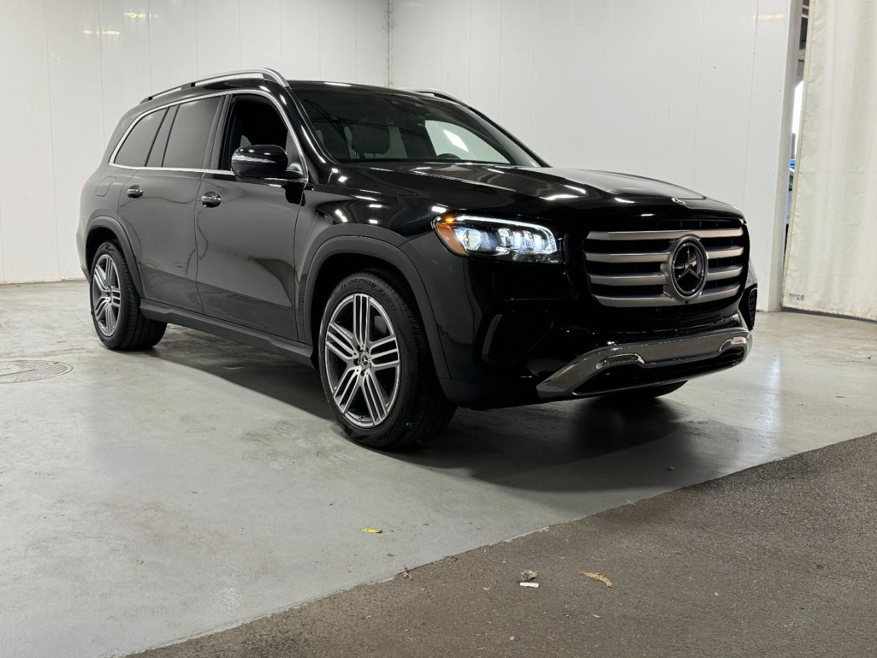 Mercedes-Benz GLS Vehicle Full-screen Gallery Image 6